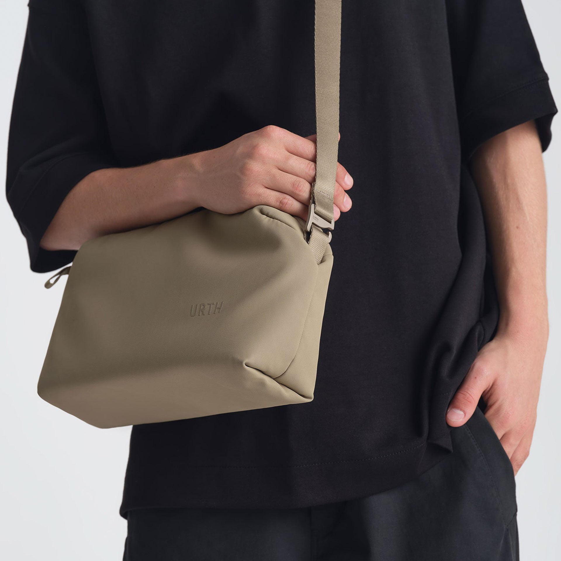 Urth Dolomite Sling Bag Black