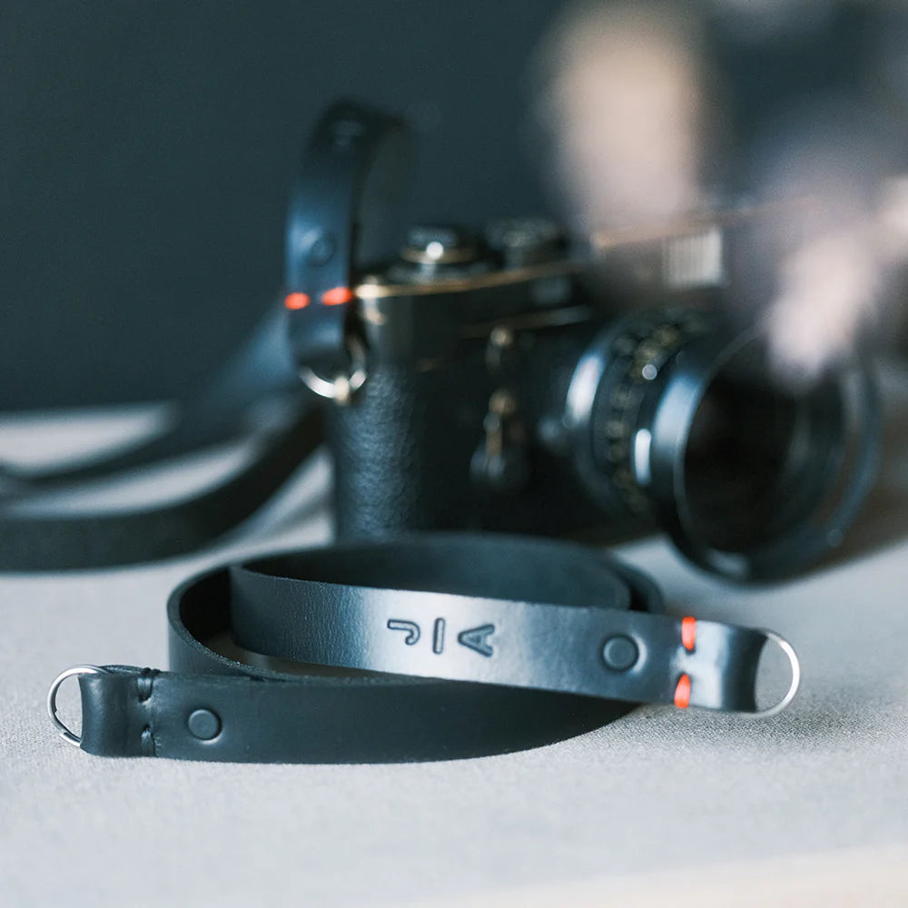 Studio J-A kuzer Strap "Karl" aus Leder (schwarz) - neue Version mit Nieten