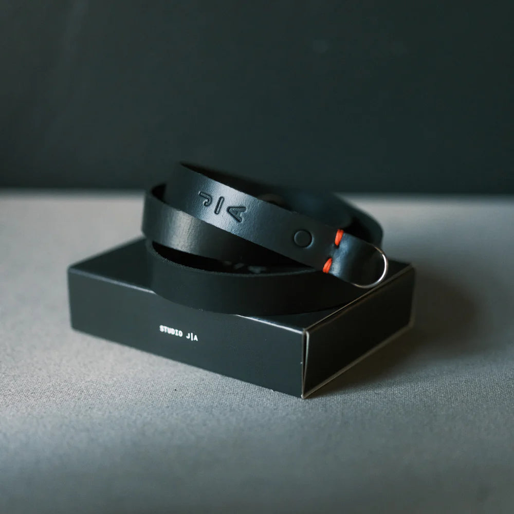Studio J-A kuzer Strap "Karl" aus Leder (schwarz) - neue Version mit Nieten