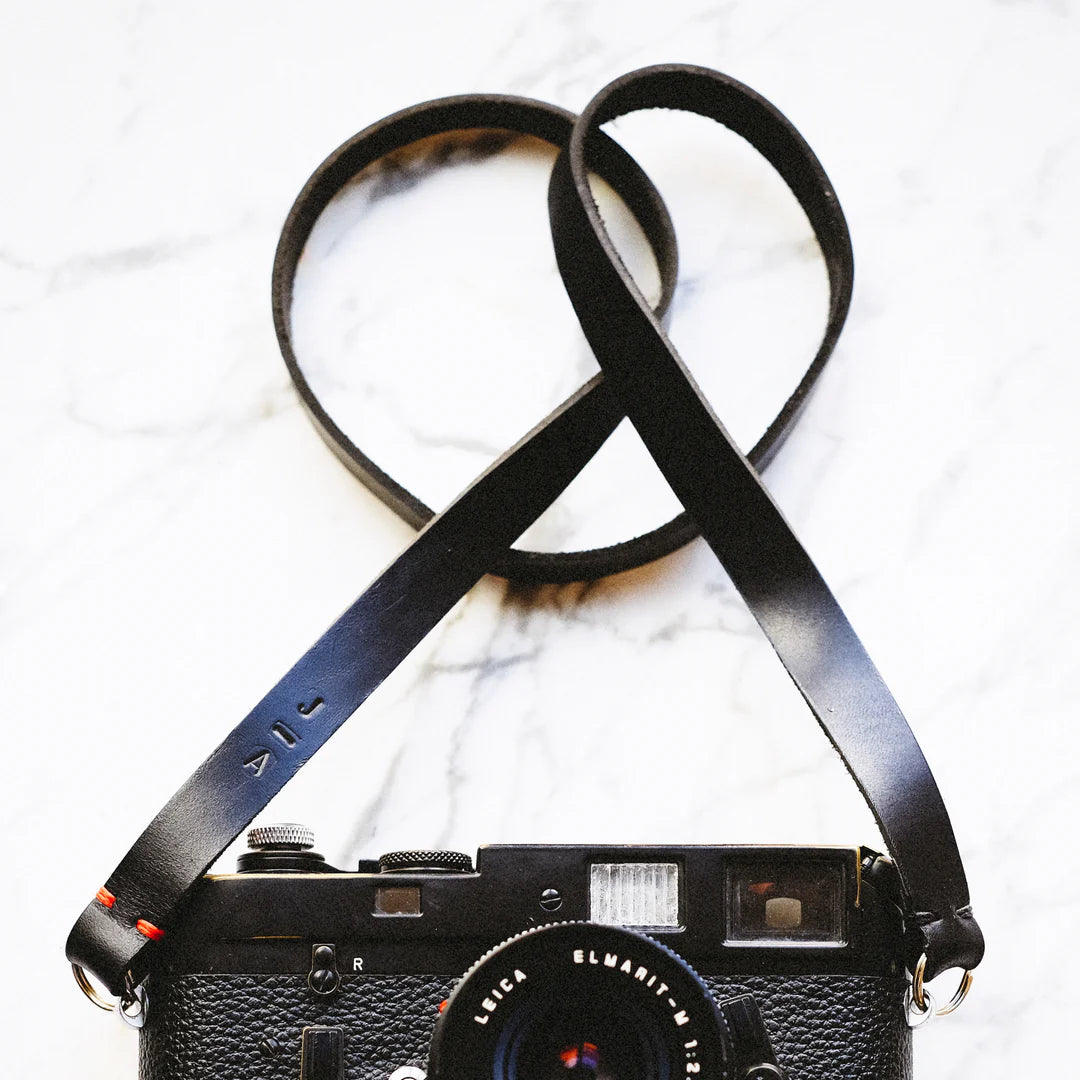 Studio JA short strap made of black leather